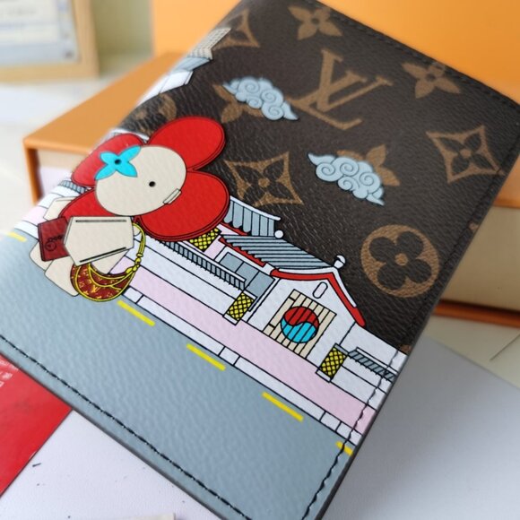 Opulent Louis Vuitton Graphic Organizer - Picture 1 of 7